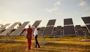 manager-and-worker-communicating-on-solar-power-st-2023-11-27-05-08-24-utc